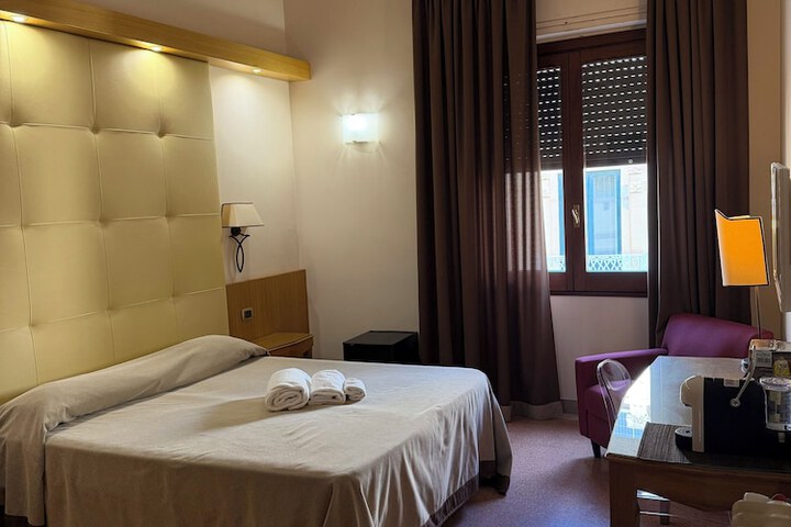 Room 6 of 27