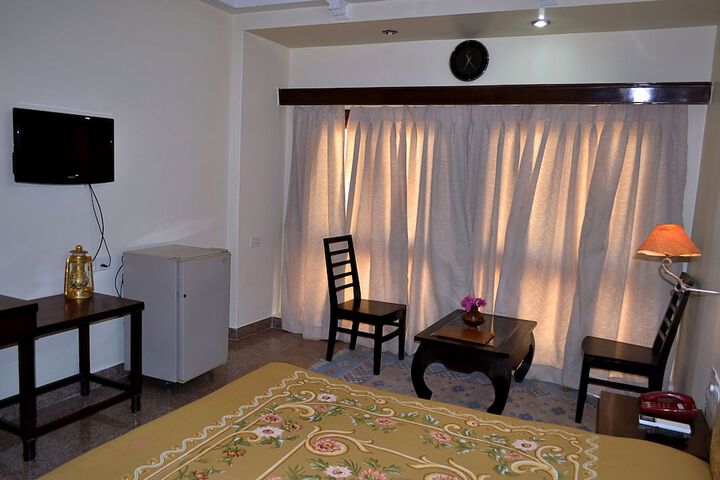 Room 4 of 18