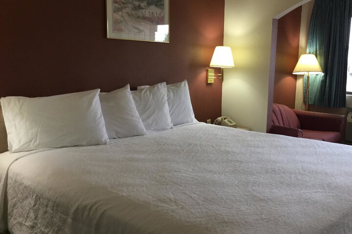 1 King Bed Accessible (3 of 12)