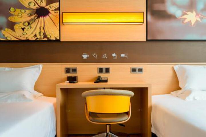 IU Hotel Tangshan Harbou Bus Station
