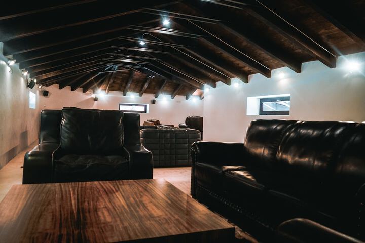 Lounge 83 of 103