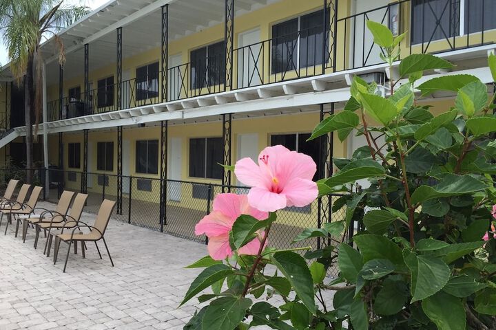 Hotel Exterior 19 of 25