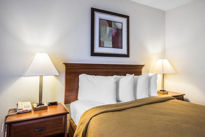 1 Queen Bed (5 of 10)
