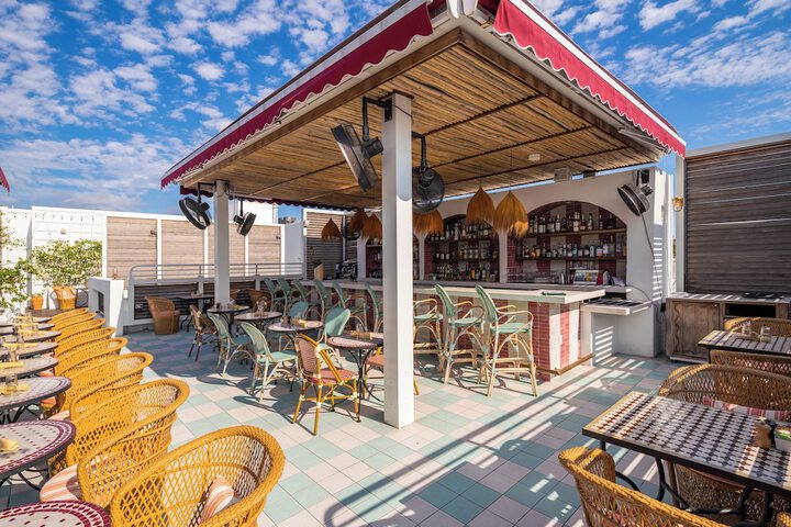 Poolside bar
