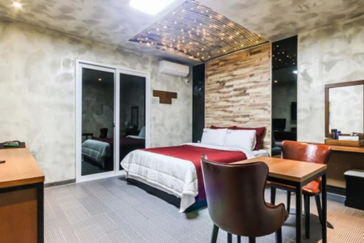 Room 5 of 42