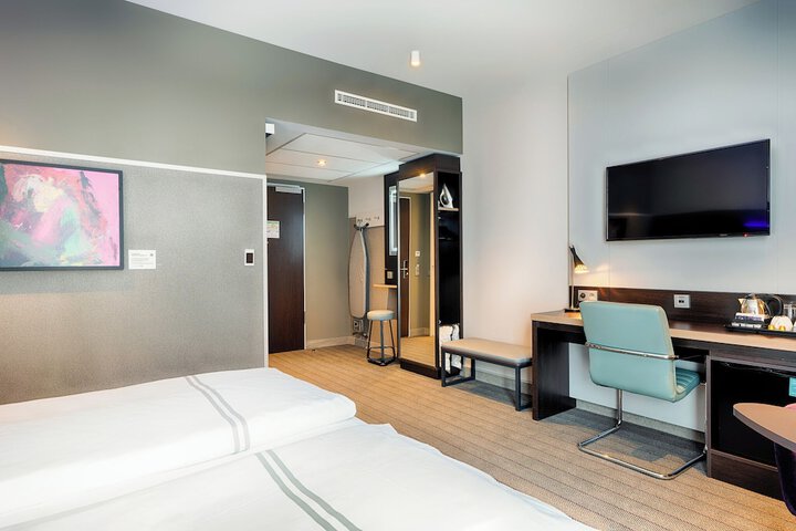 Room 7 of 33