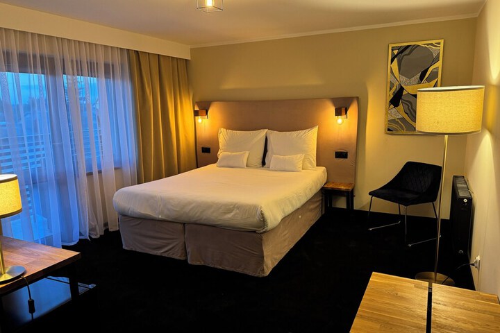 Room 8 of 37