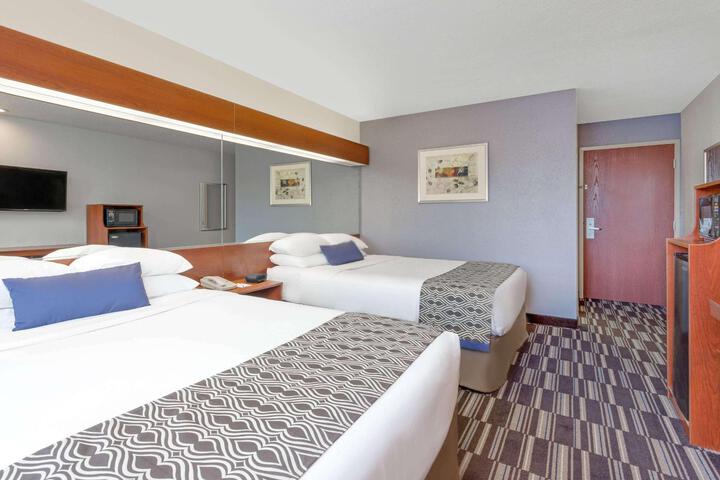 1 Queen Bed (10 of 21)