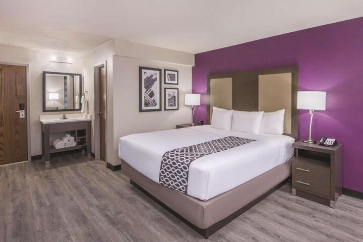 1 King Bed (5 of 13)