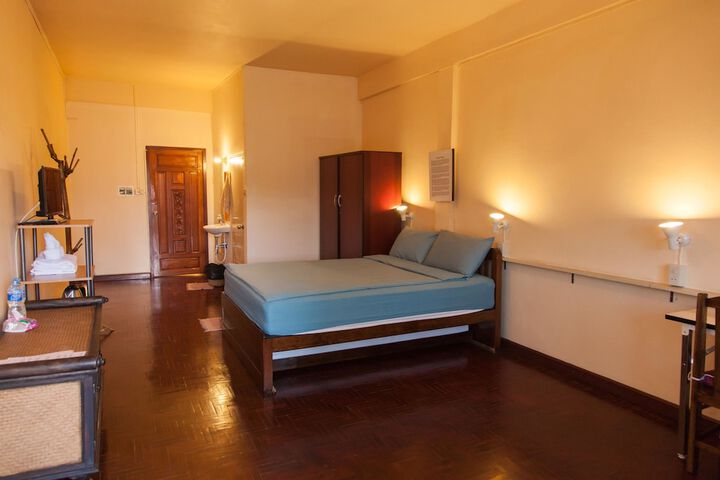 Room 12 of 27