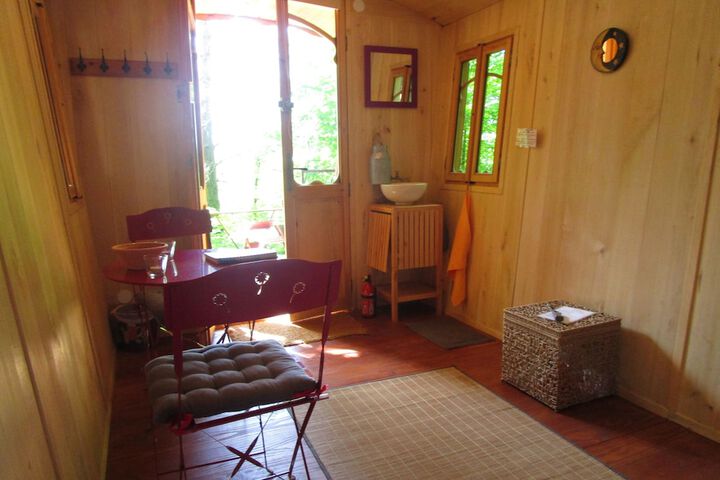 Room 10 of 16