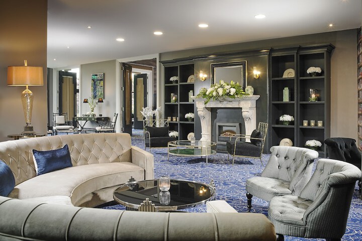 Lounge 28 of 35