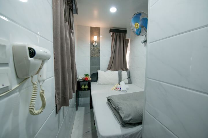 Room 27 of 48