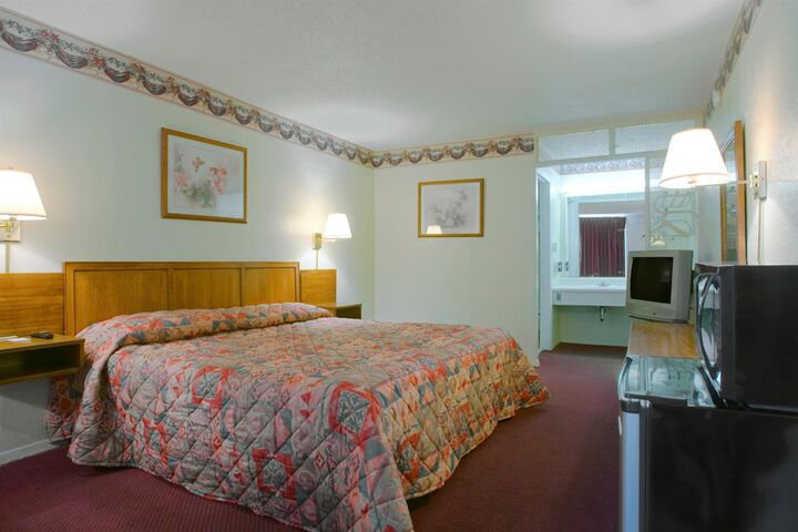 1 Queen Bed (1 of 9)