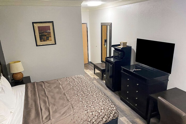 Standard King Bed Accessible (2 of 14)