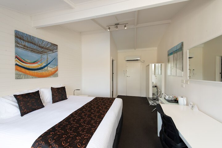 Room 3 of 76