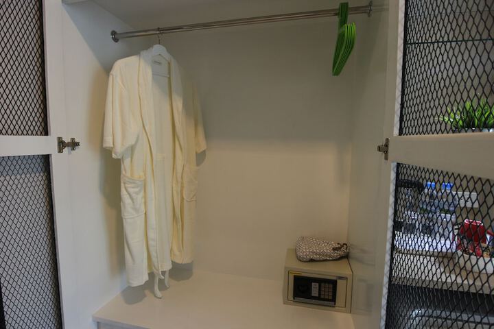 Room 32 of 77