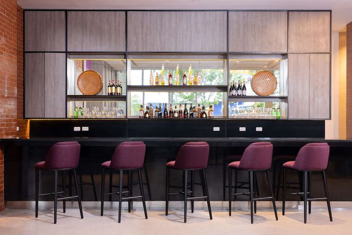 Lounge 54 of 67