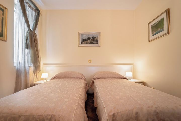 Room 3 of 49