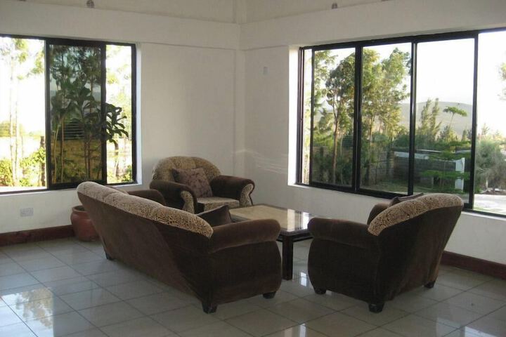 Lounge 17 of 40