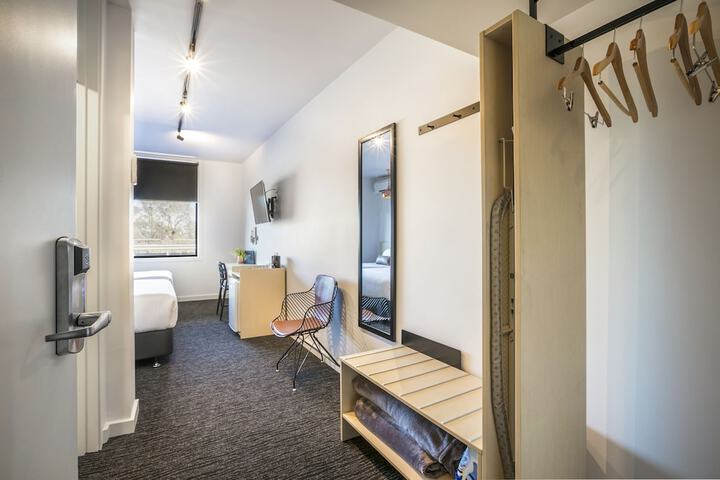 Room 3 of 33