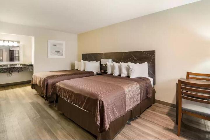 2 Double Beds (3 of 9)