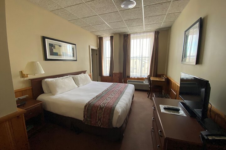 Room 8 of 33