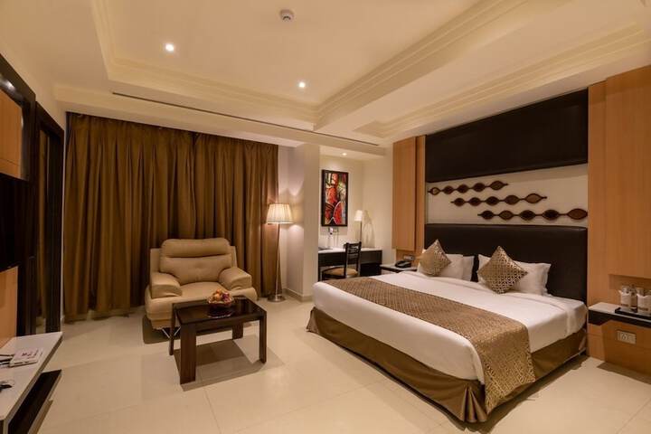 Room 5 of 16
