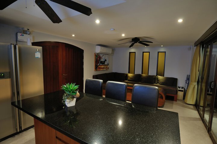 Room 10 of 38