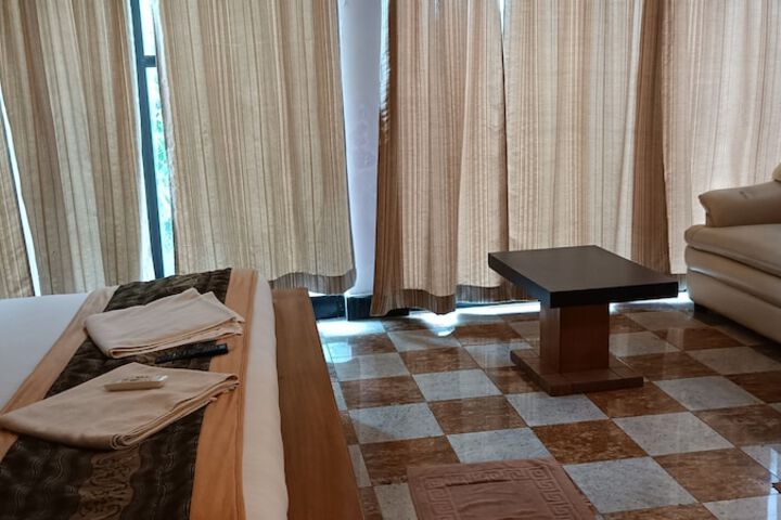 Room 8 of 16