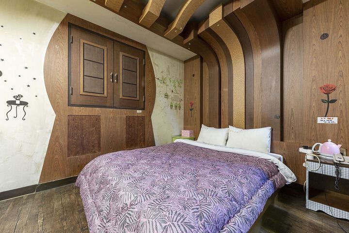 Room 17 of 27