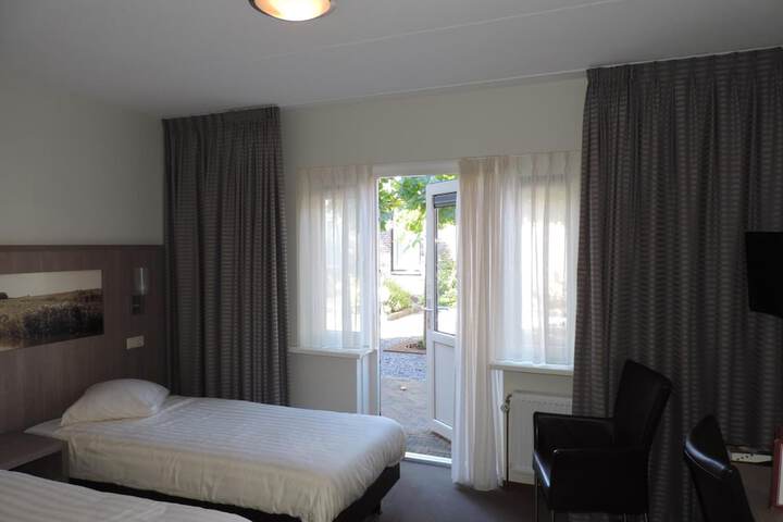 Room 8 of 33
