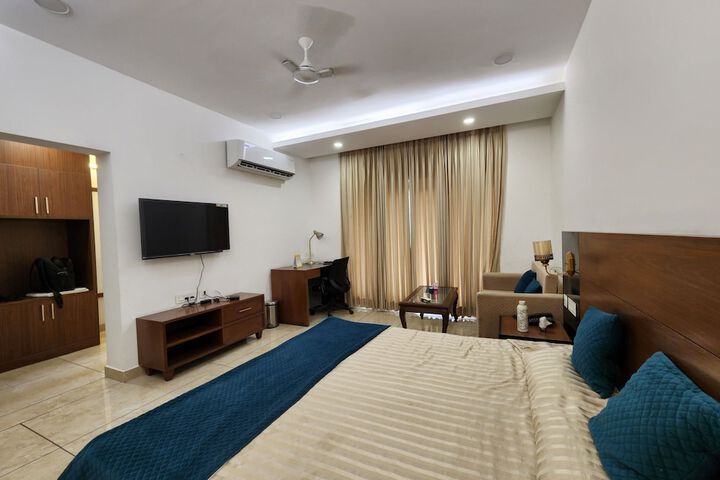 Room 8 of 14