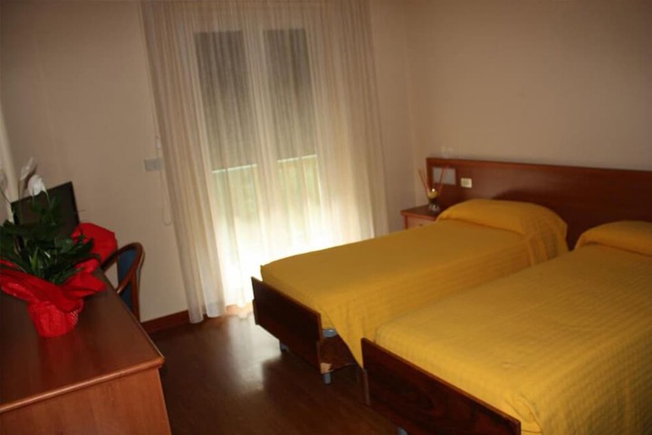 Room 5 of 17