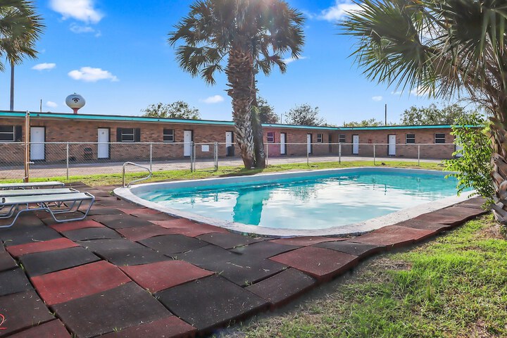 Pool 11 of 38