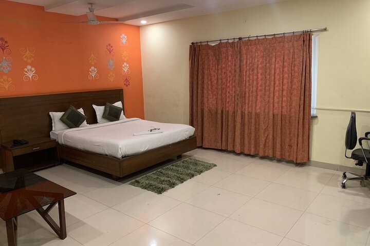 Room 5 of 9