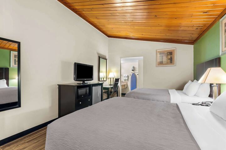 1 Queen Bed (8 of 15)