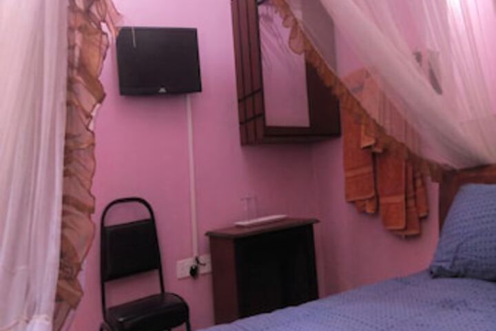 Room 4 of 8