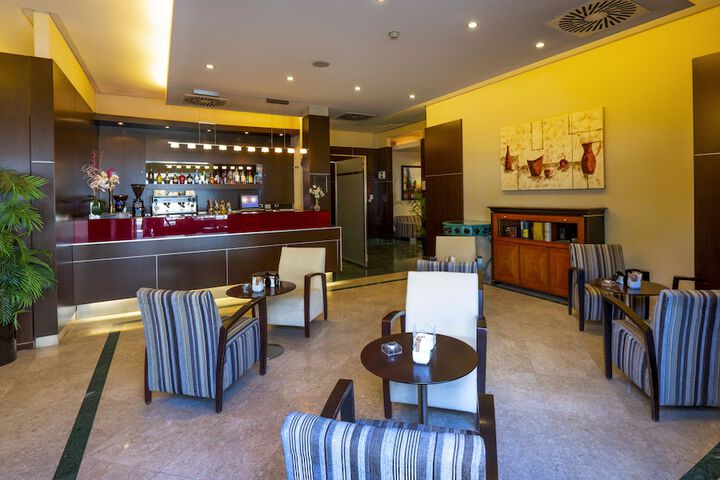 Lounge 70 of 125