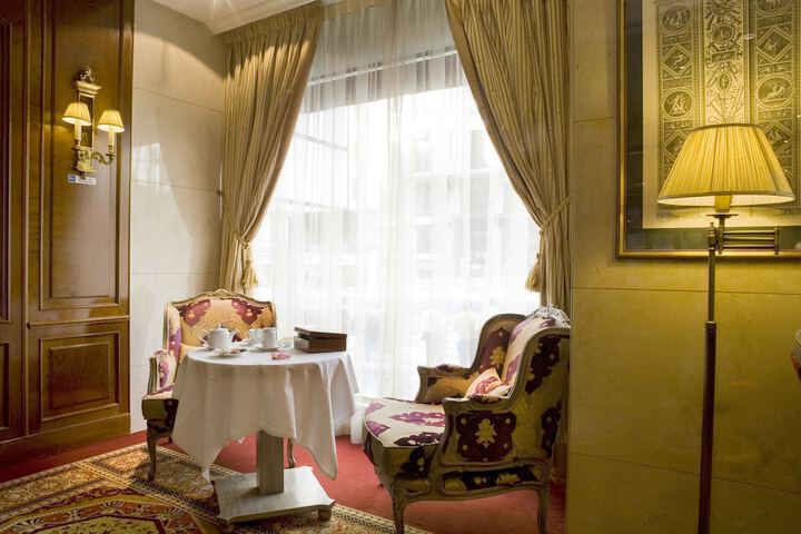 Lounge 33 of 55