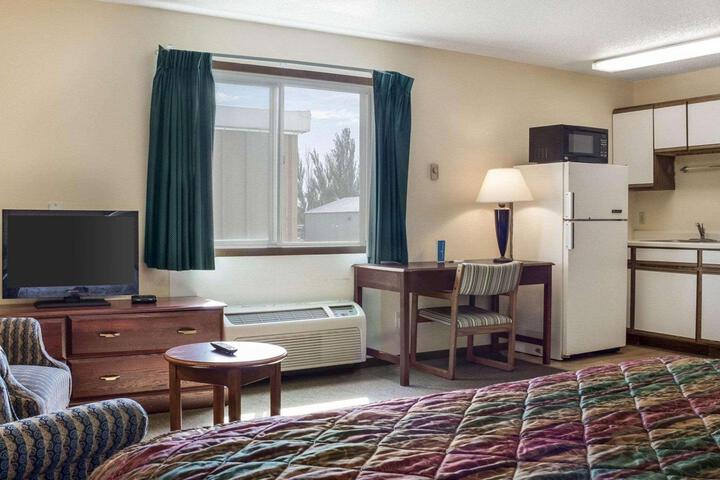1 Queen Bed (4 of 9)