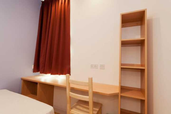 Room 6 of 18