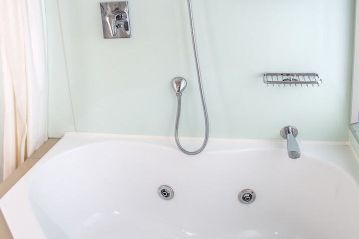 Jetted tub