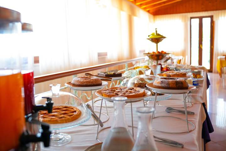 Breakfast/Coffee Service 40 of 82