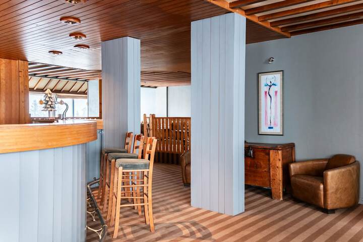 Lounge 44 of 54