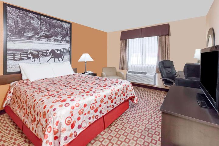 1 Queen Bed (7 of 8)