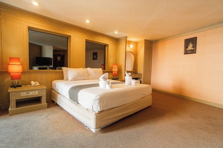 Room 27 of 100