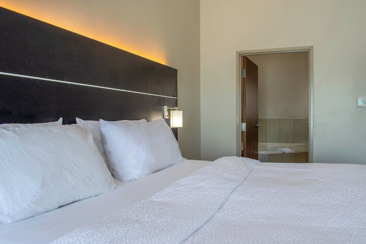 1 King Bed (10 of 11)