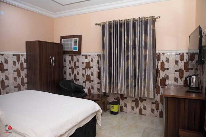 Room 37 of 76