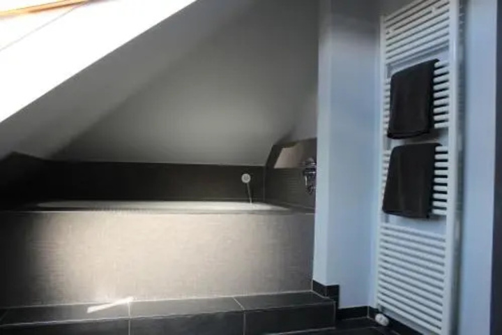Room 4 of 7